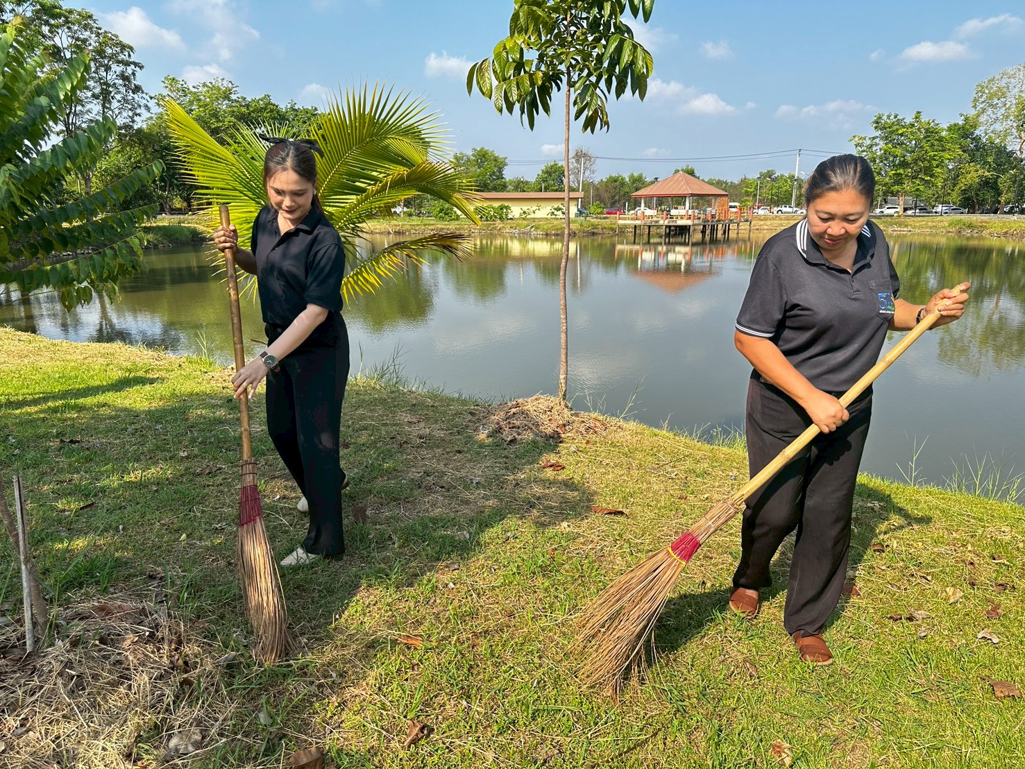 title - วันที่ 1 เมษายน 2569 นายวิทูล ประดิษฐบุญ ปฏิรูปที่ดินจังหวัดปราจีนบุรี มอบหมายให้เจ้าหน้าที่ ส.ป.ก.ปราจีนบุรี เข้าร่วมกิจกรรม จิตอาสาเนื่องในวันที่ระลึกพระบาทสมเด็จพระพุทธยอดฟ้าจุฬาโลกมหาราช และวันที่ระลึกมหาจักรีบรมราชวงศ์ 6 เมษายน 2569